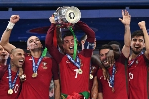 Cristiano Ronaldo-Euro 2016 final-Portugal-Francia-trophy