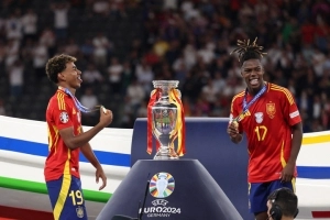 Lamine Yamal-Nico Williams-Euro 2024-España-Inglaterra-final-trofeo