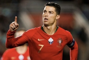 Cristiano Ronaldo 33