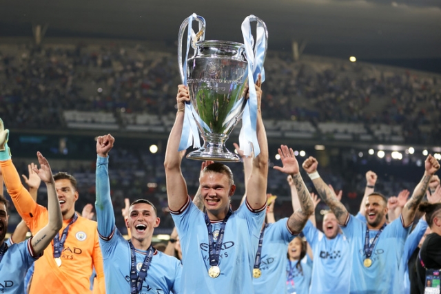 Erling Haaland-manchester-city-fc-uefa-champions-league-final-2022-23-trofeo