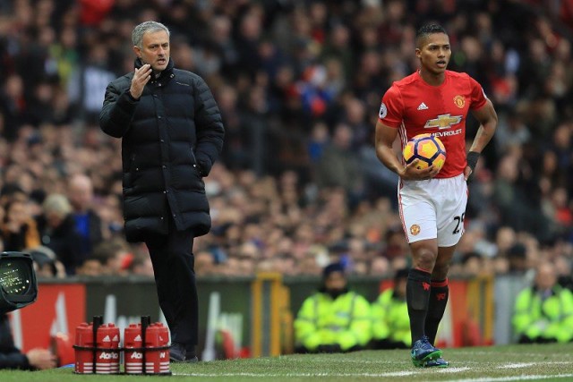 José Mourinho y Antonio Valencia 4