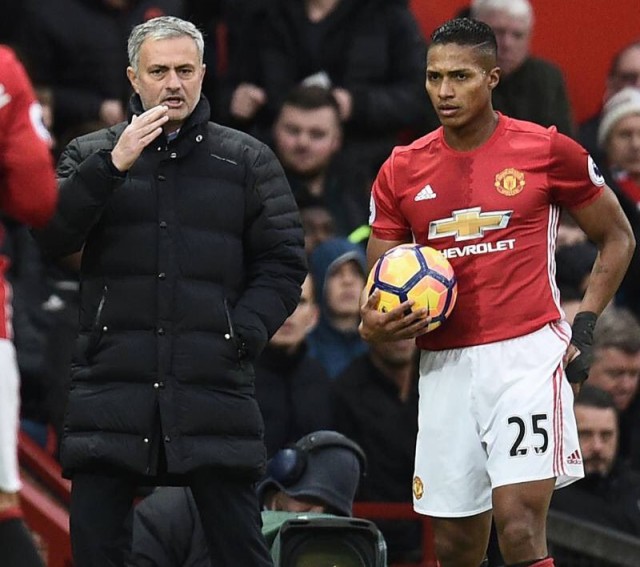 José Mourinho y Antonio Valencia 3